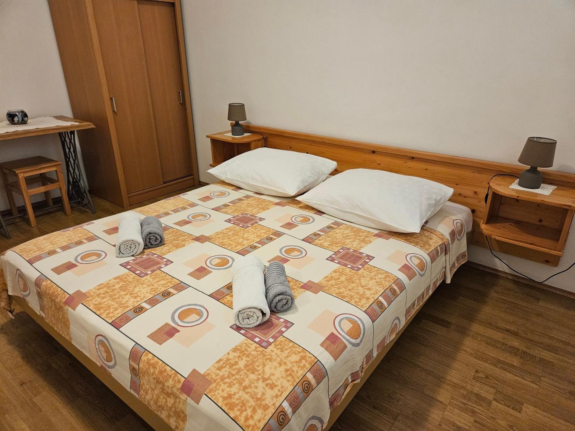 Apartmani Tatjana Rab Town Exterior photo